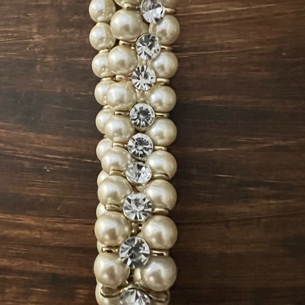 Small dog pearl stretchy collar. Absolutely adorable! - Picture 2 of 4